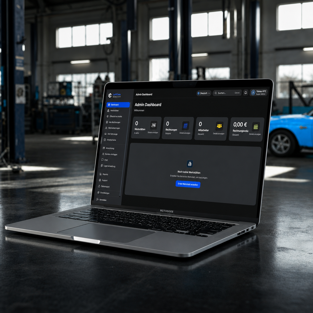 LeitCore Dashboard auf einem Laptop in der Werkstatt